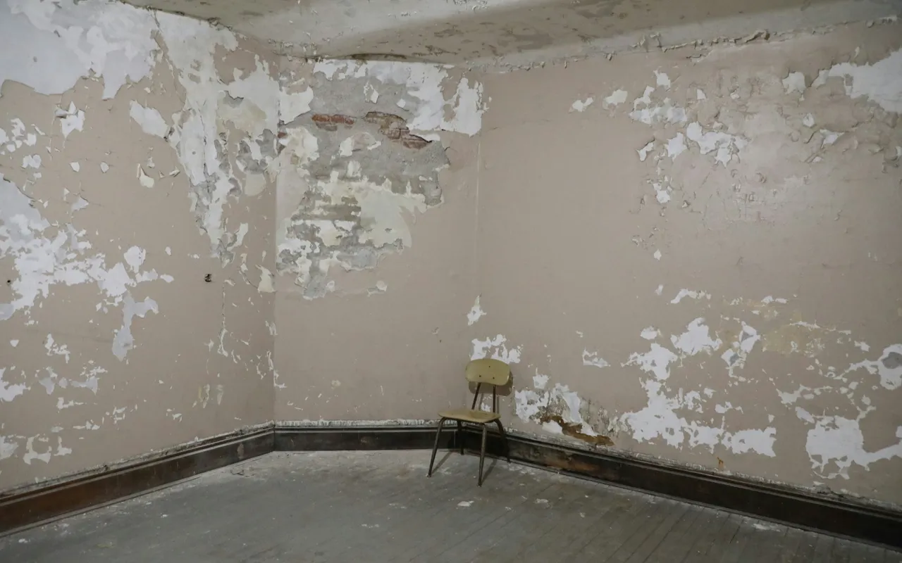 Humidité dans les murs d'une maison : le bon traitement dépend d'abord de la source — « Mon mur intérieur est humide, mais il ne touche pas l'extérieur »